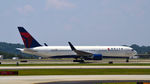 N76065 @ KATL - Taxi Atlanta - by Ronald Barker