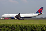 N819NW @ EHAM - at spl - by Ronald