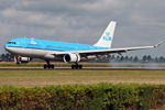 PH-AOA @ EHAM - at spl - by Ronald