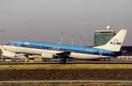 PH-BDT @ EHAM - Lift-off of KLM B734. Airframe Broken up 2012 at Bruntingthorpe - by FerryPNL