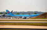 HL7624 @ KATL - Taxi to park Atlanta - by Ronald Barker