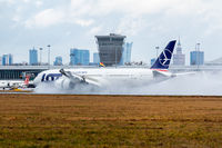 SP-LSG @ EPWA - Boeing 787-9 Dreamliner SP-LSG l?duje na mokrym pasie. - by Jarosław Kusak