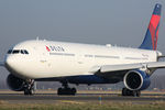 N813NW @ EHAM - at spl - by Ronald