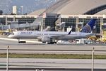 N34137 @ KLAX - United B752, N34137 at LAX - by Mark Kalfas