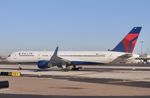 N667DN @ KPHX - Delta B752 Boeing 757-232, N667DN at PHX - by Mark Kalfas
