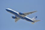N209UA @ KLAX - United Boeing 777-222, N209UA departing 25R KLAX - by Mark Kalfas