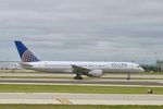 N577UA @ KORD - B752 United Airlines Boeing 757-222 N577UA at KORD - by Mark Kalfas