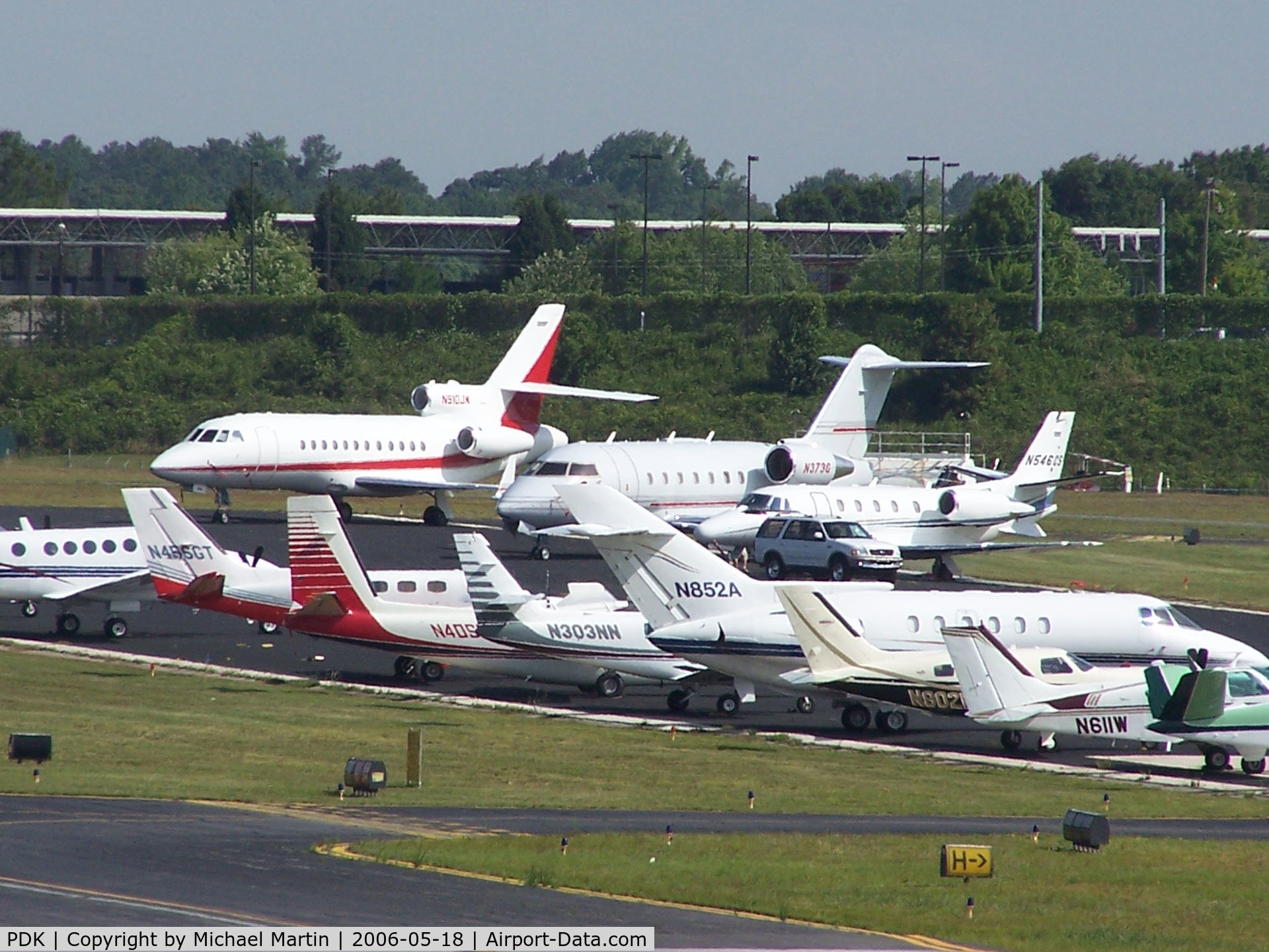 Dekalb-peachtree Airport (PDK) - Pretty maids all in a row!