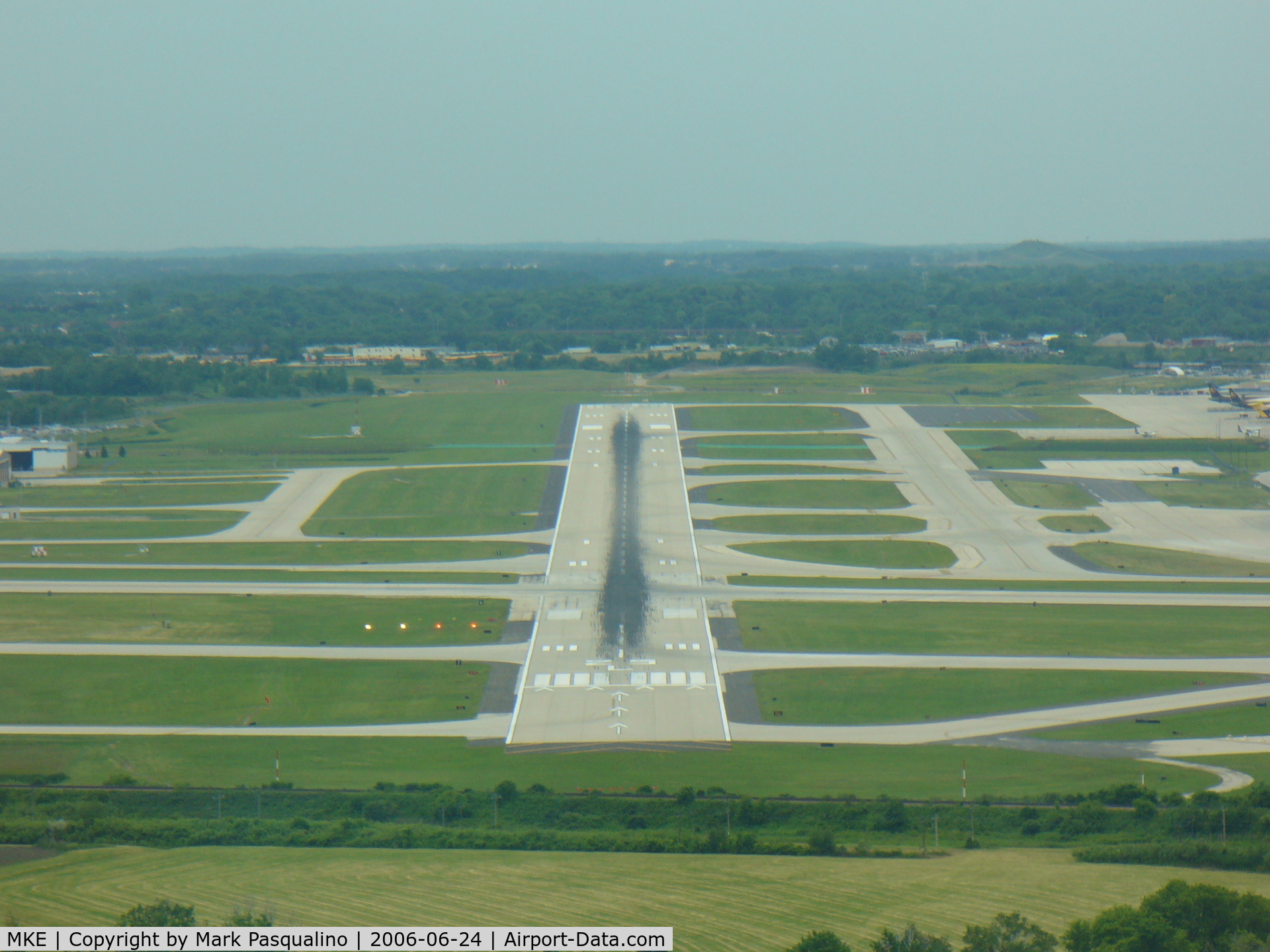 General Mitchell International Airport (MKE) - Final Approach Runway 25L