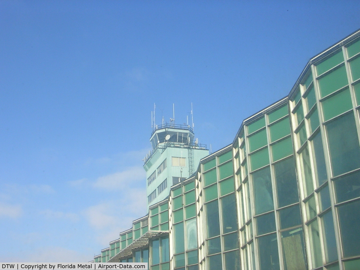 Detroit Metropolitan Wayne County Airport (DTW) - Old control tower