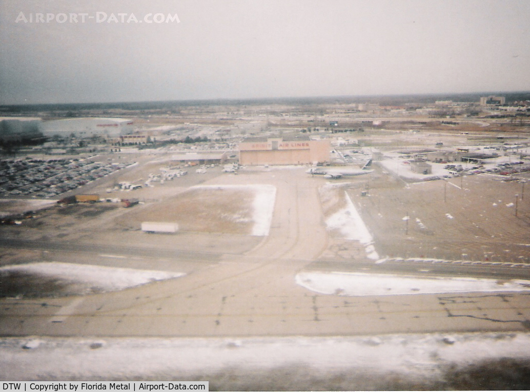 Detroit Metropolitan Wayne County Airport (DTW) - Spirit hangar