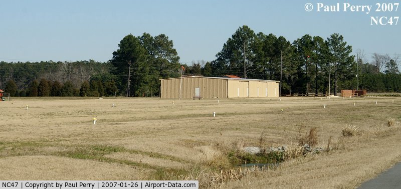 Paradox Heliport (NC47) - Runway and hangar, seen from the end of RWY7