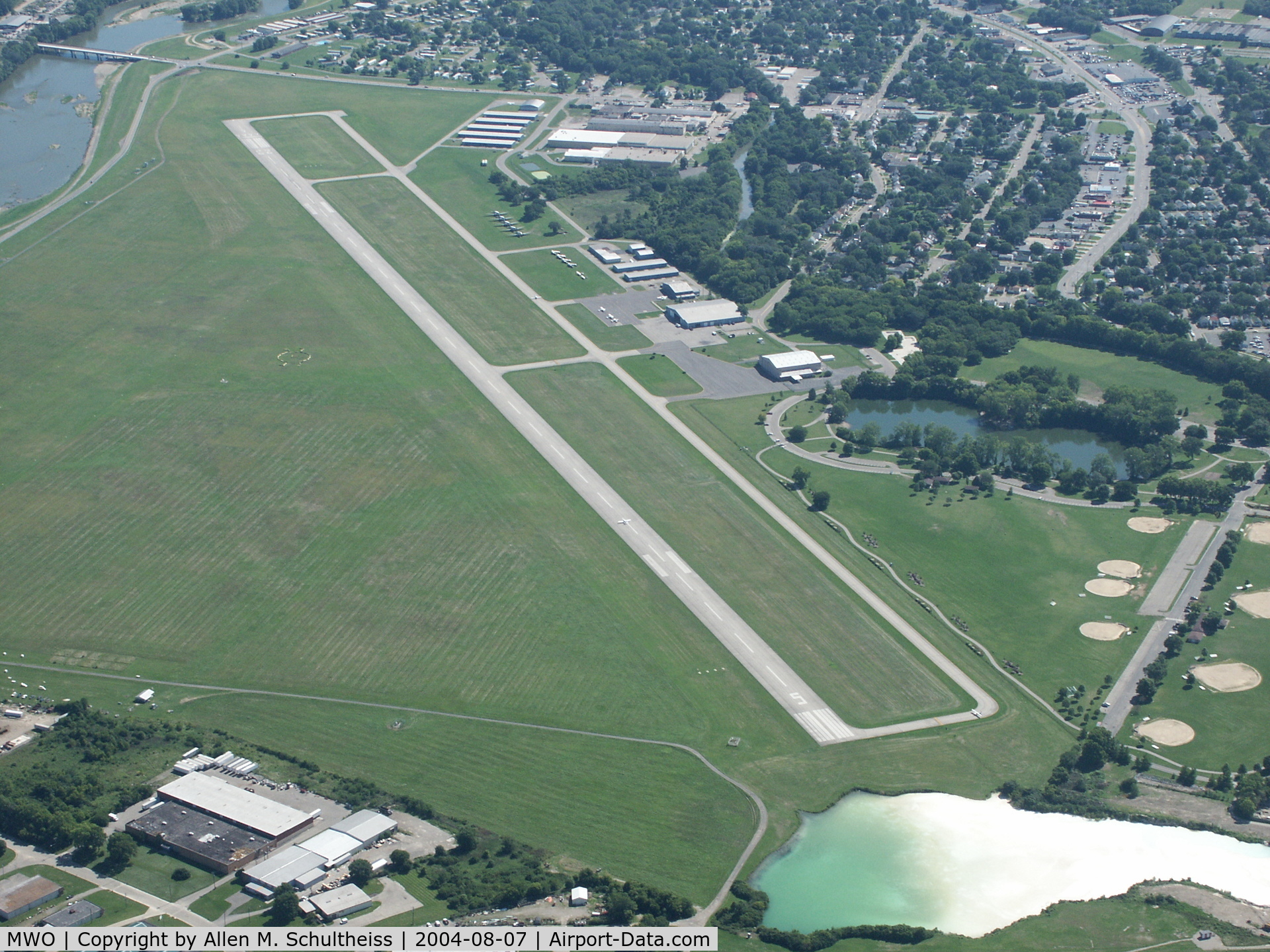 Middletown Regional/hook Field Airport (MWO) - Left Downwind for 05 / Right Downwind for 23