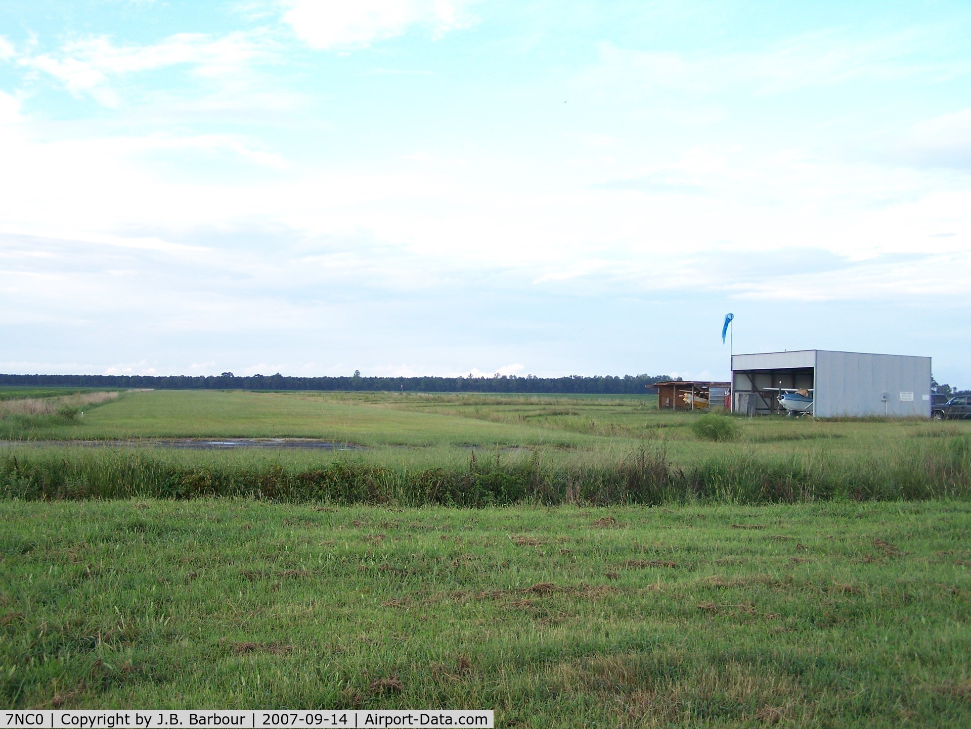 Pamlico Airport (7NC0) - A country airfield