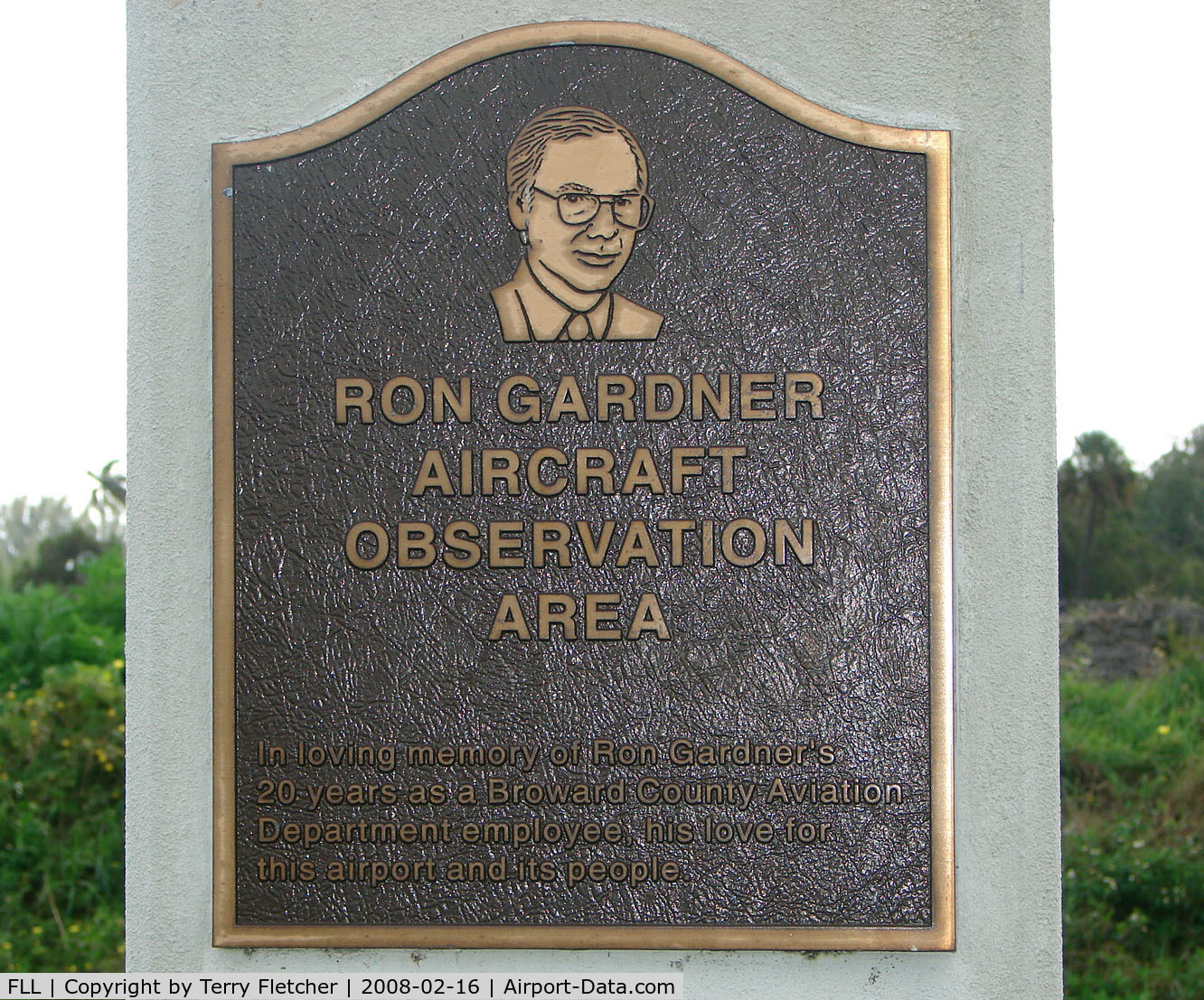 Fort Lauderdale/hollywood International Airport (FLL) - Aviation enthusiasts and photographers who visit the wonderful viewing area at the western threshold should take a moment to observe the plaque , dedicated to Ron Gardner, after whom the observation area is named