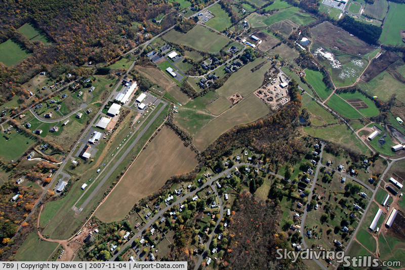 Ellington Airport (7B9) - Ellington Airport, Connecticut Parachutists dropzone, and the surrounding area.