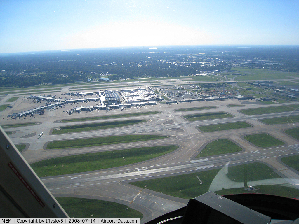 Memphis International Airport (MEM) - KMEM terminal from 800 agl while transitioning from SE to NW