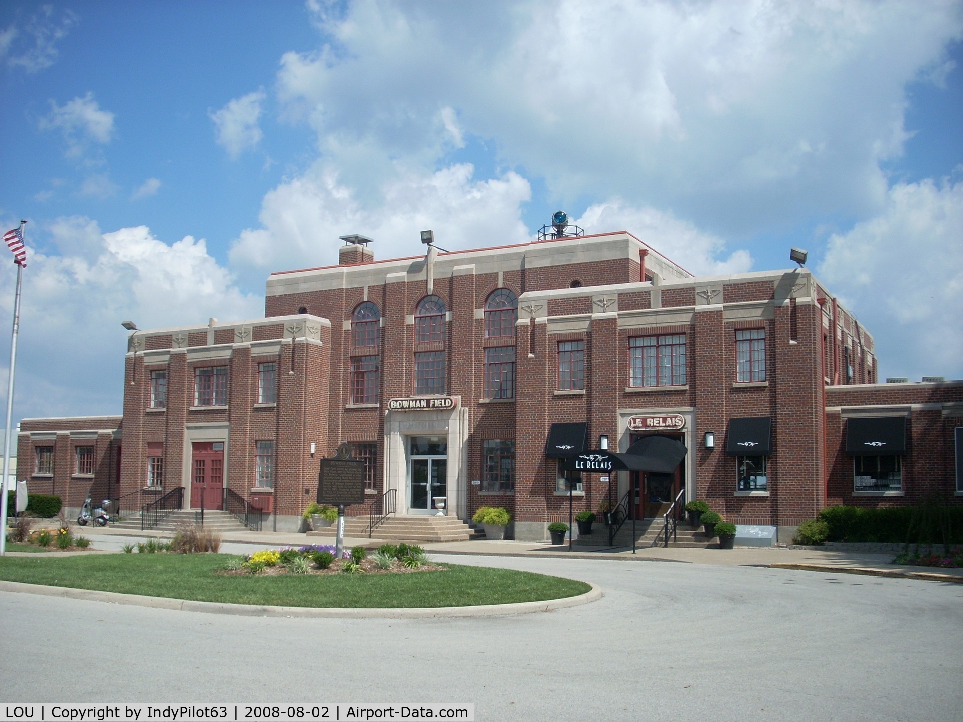 Bowman Field Airport (LOU) - That beautiful red brick terminal building...reminds me of Lunken Airport in Cincinnati (KLUK).