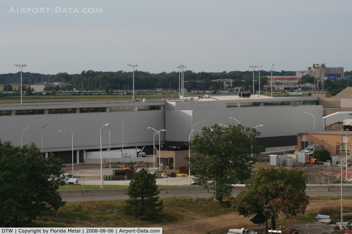 Detroit Metropolitan Wayne County Airport (DTW) - New North Terminal being built