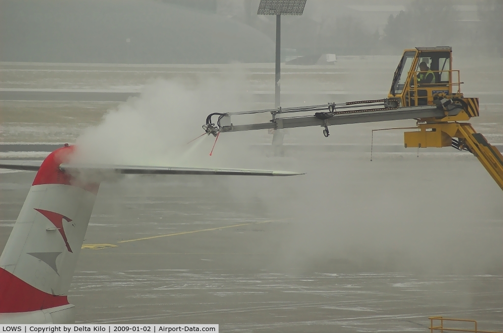 Salzburg Airport, Salzburg Austria (LOWS) - AUSTRIAN ARROWS deicing