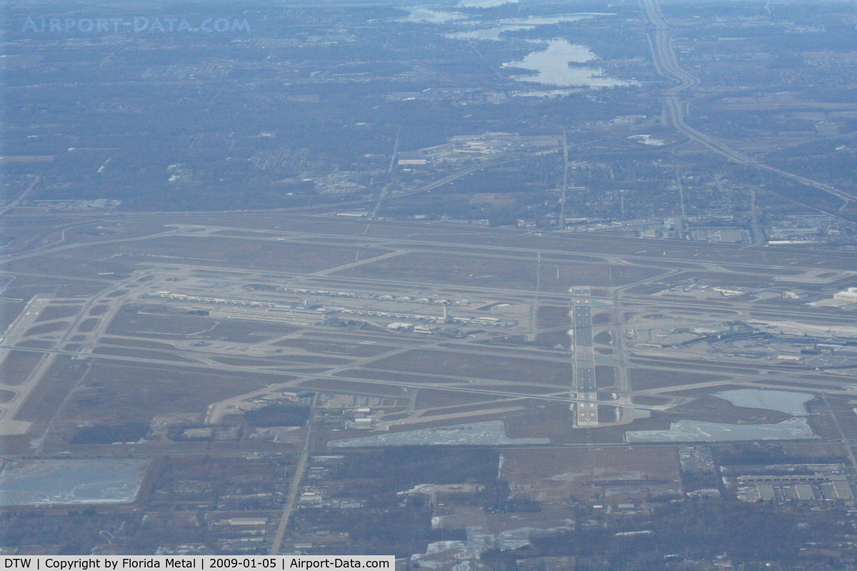 Detroit Metropolitan Wayne County Airport (DTW) - Downwind final to DTW, showing off its 6 runways