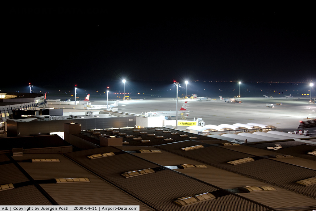 Vienna International Airport, Vienna Austria (VIE) - apron at night