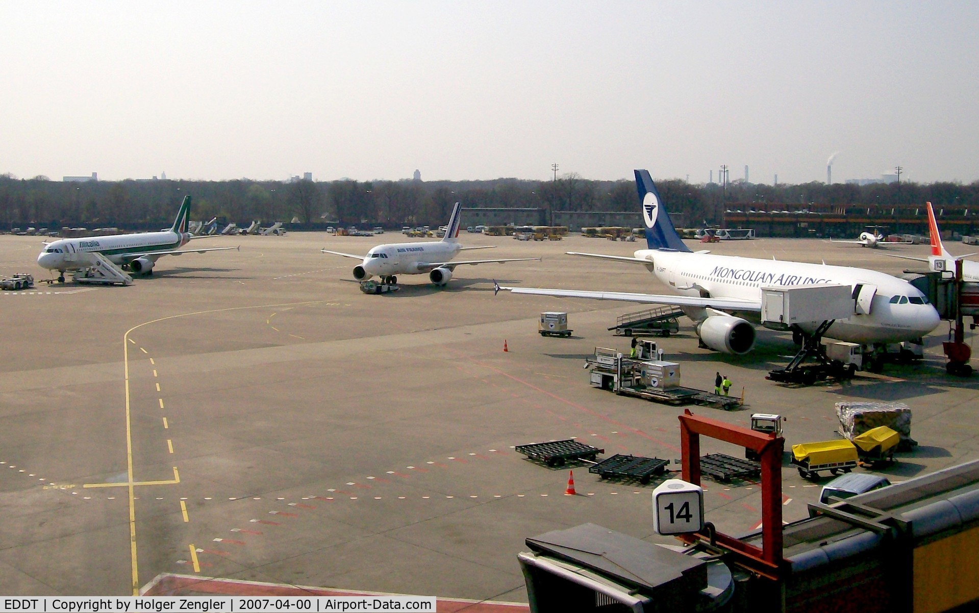 Tegel International Airport (closing in 2011), Berlin Germany (EDDT) - Airport traffic around gate 14