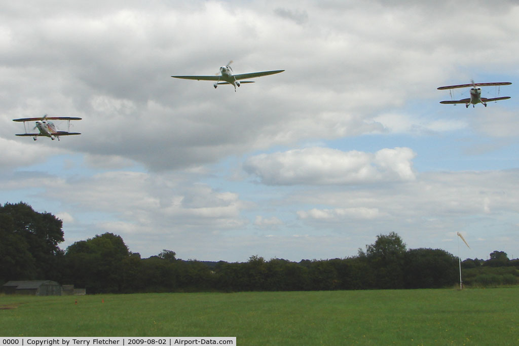 0000 Airport - Start of the Flying Display at the 2009 Stoke Golding Stakeout event