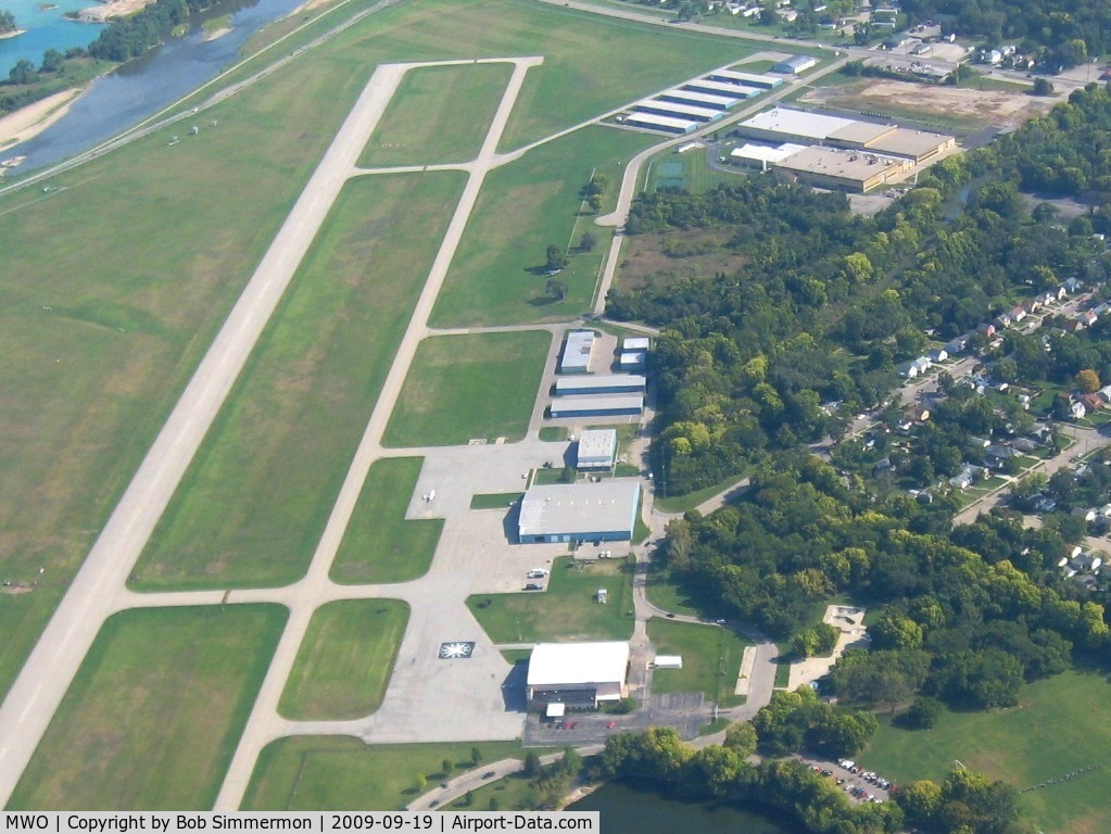 Middletown Regional/hook Field Airport (MWO) - Looking NE