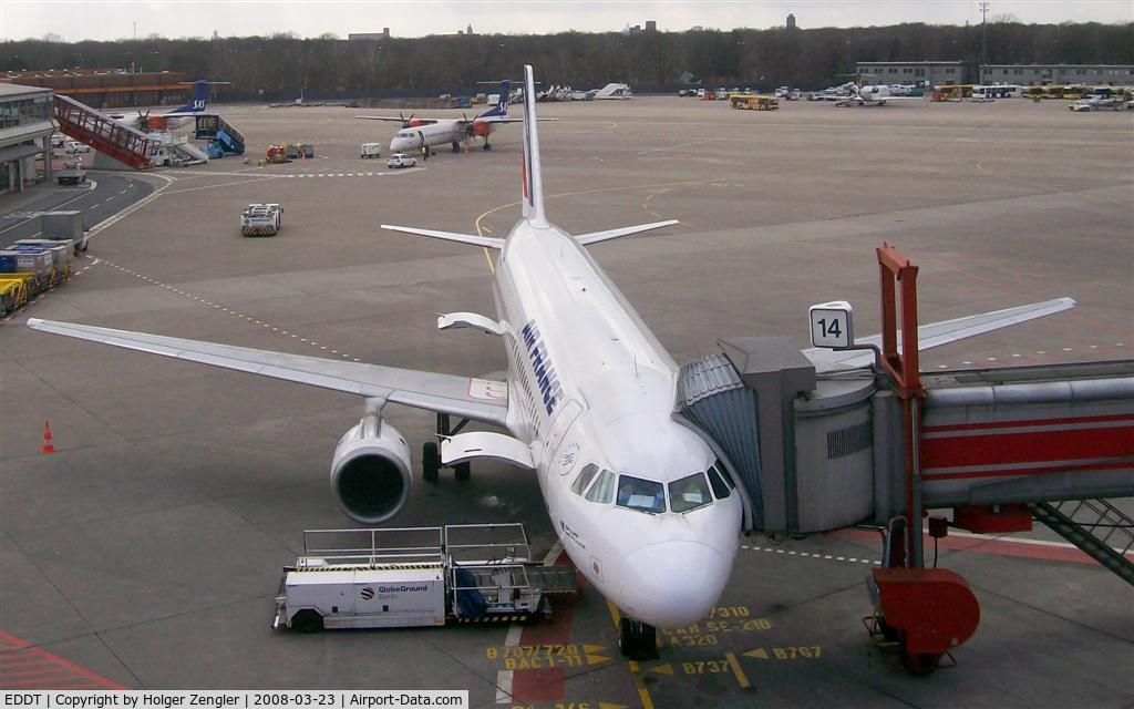 Tegel International Airport (closing in 2011), Berlin Germany (EDDT) - Last preparations for flight AIR FRANCE 2035 at gate 14