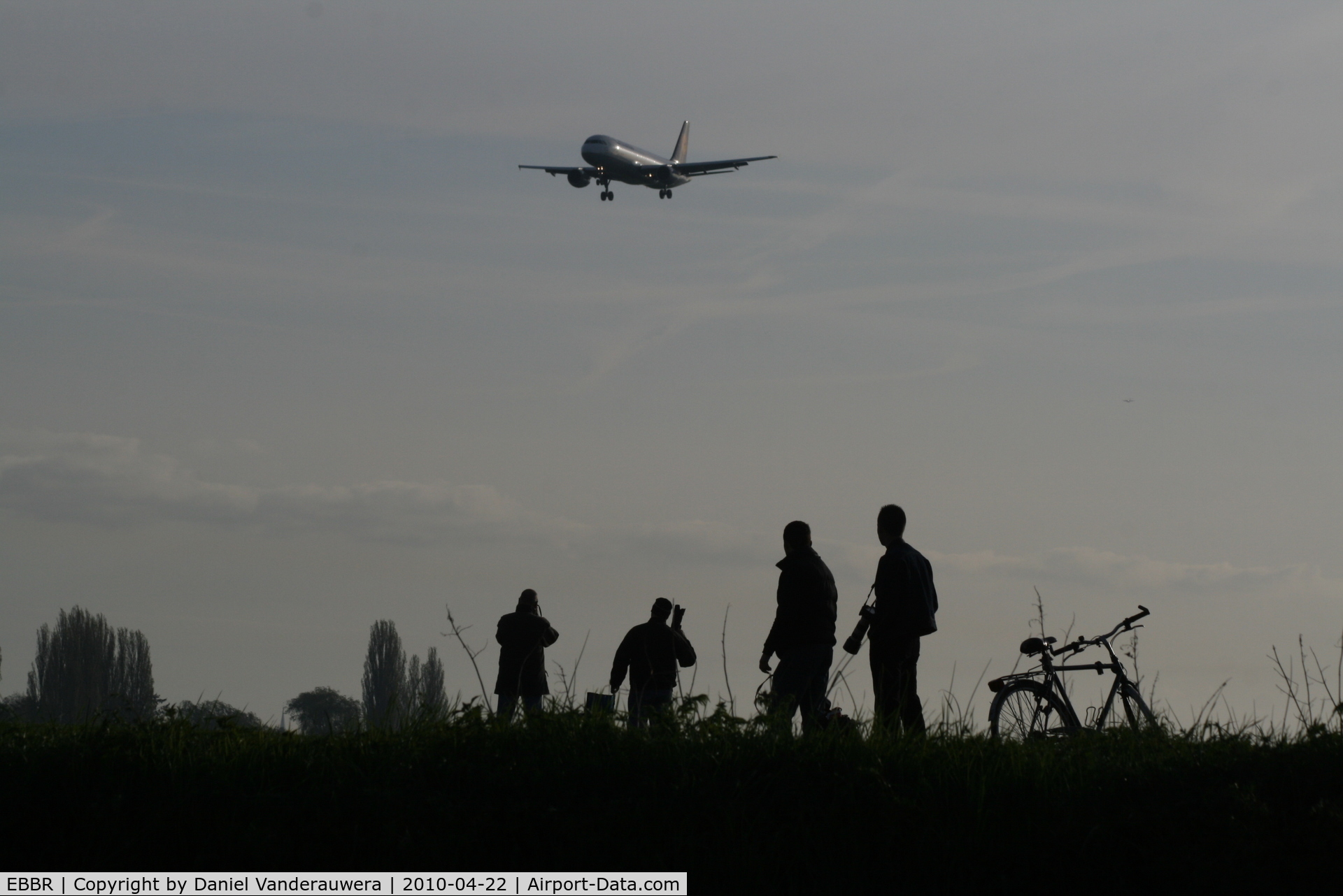 Brussels Airport, Brussels / Zaventem   Belgium (EBBR) - Spotters watching arrival of D-AIPK  (RWY 25L)