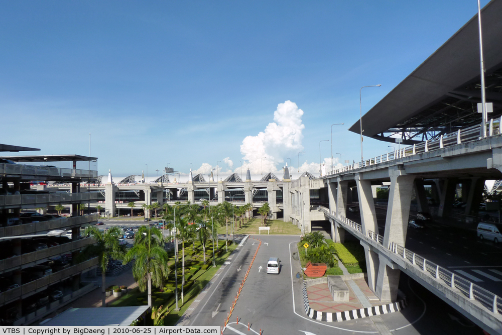 Suvarnabhumi Airport (New Bangkok International Airport), Samut Prakan (near Bangkok) Thailand (VTBS) - In front of Passenger terminal, looking east.