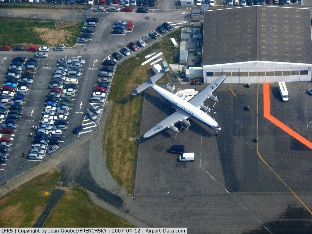 Nantes Atlantique Airport (formerly Aéroport Château Bougon), Nantes France (LFRS) - vue sur Constellation restaurée