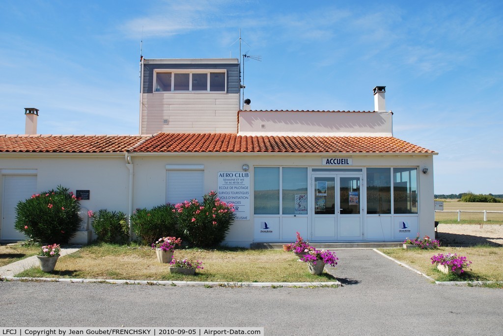 Jonzac Neulles Airport, Jonzac France (LFCJ) - l'aéroclub et sa jolie tour