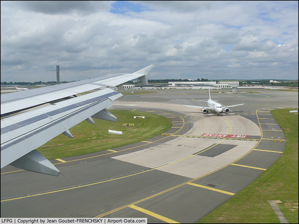 Paris Charles de Gaulle Airport (Roissy Airport), Paris France (LFPG) - landing.....
