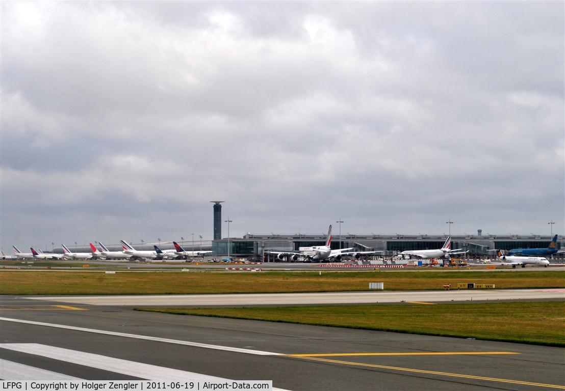 Paris Charles de Gaulle Airport (Roissy Airport), Paris France (LFPG) - On rwy 26L.....