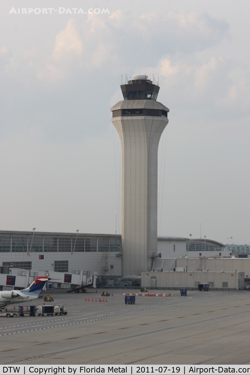 Detroit Metropolitan Wayne County Airport (DTW) - DTW tower