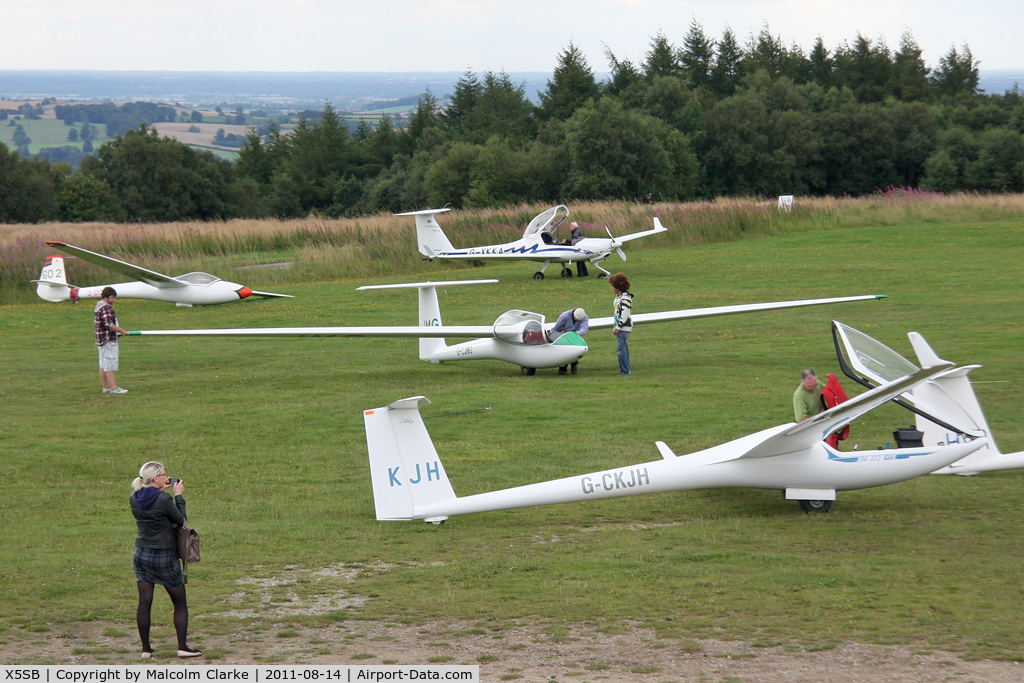 X5SB Airport - Prepping prior to launch. Sutton Bank, N Yorks, August 2011.