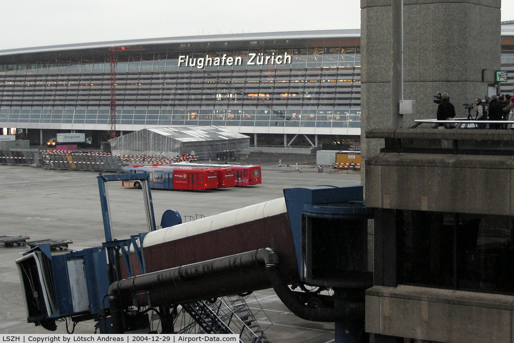 Zurich International Airport, Zurich Switzerland (LSZH) - Dock at B Gate