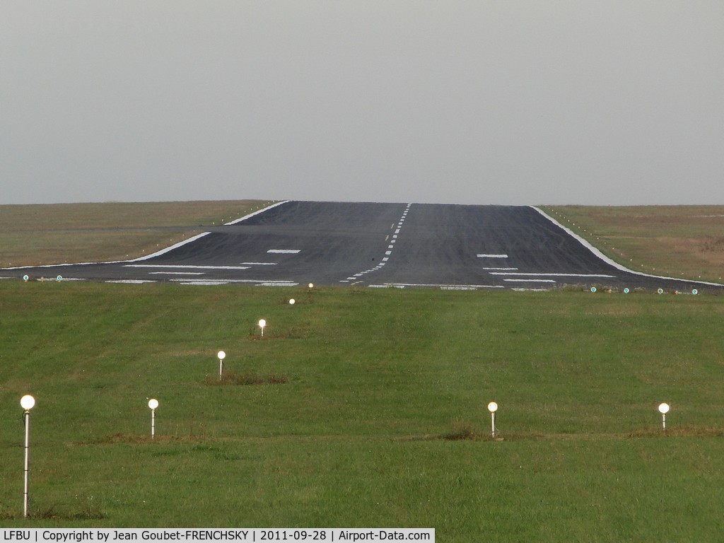 Angoulême Airport, Brie Champniers Airport France (LFBU) - runway 28