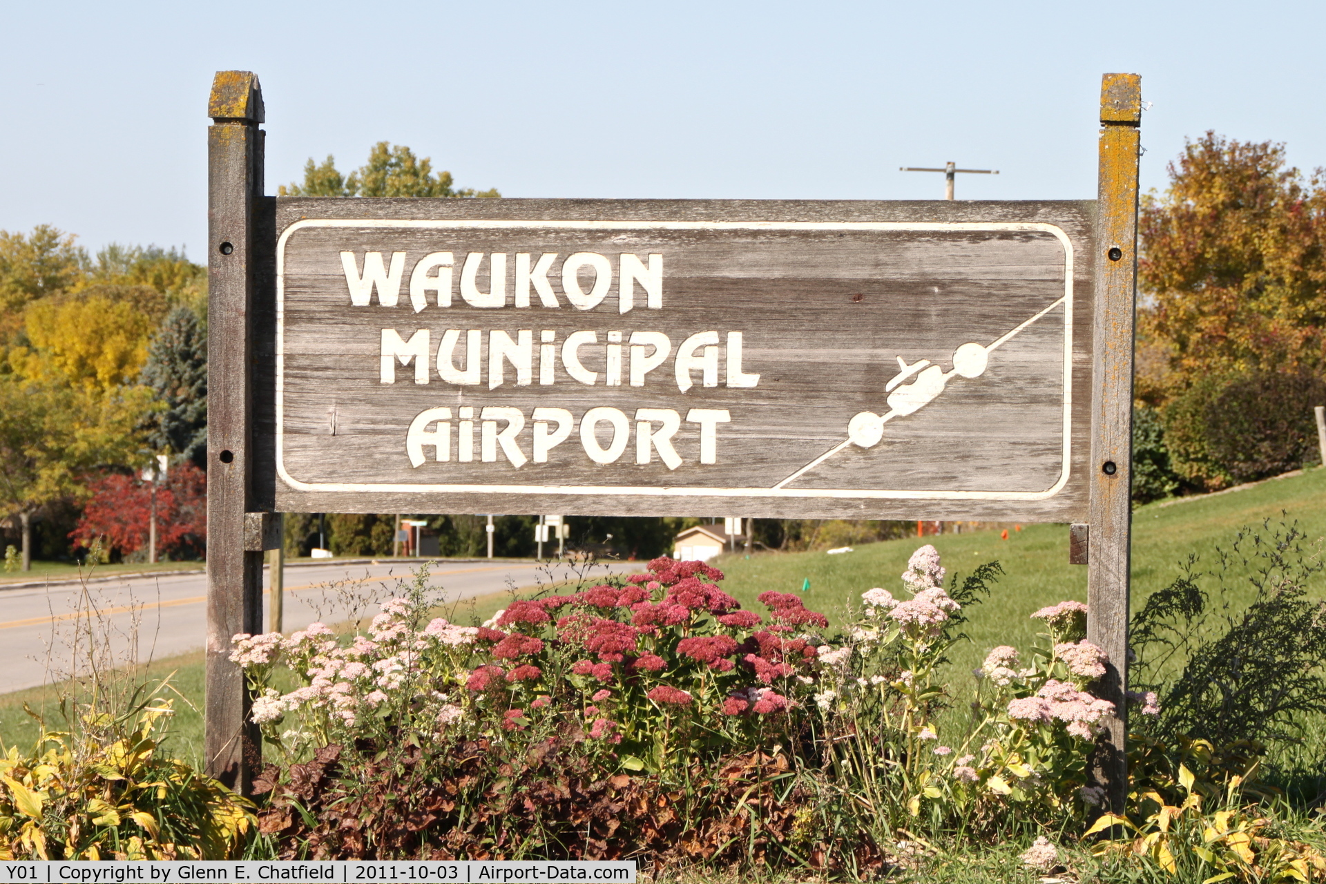 Waukon Municipal Airport (Y01) - Sign at the road