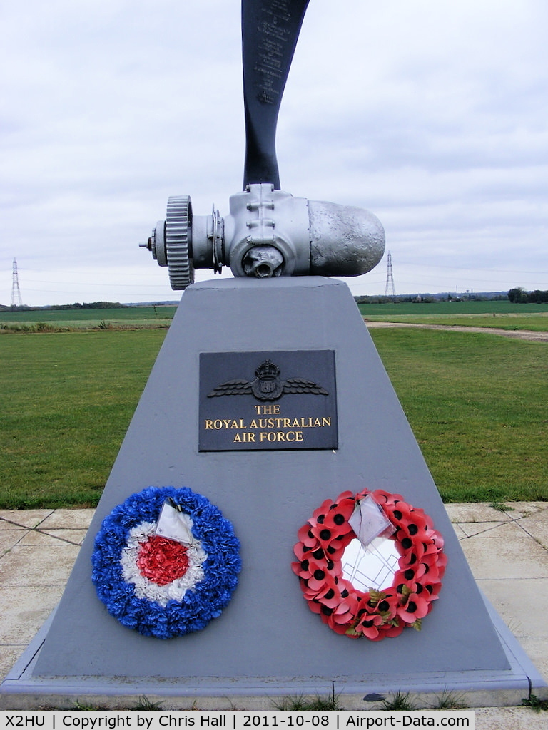 X2HU Airport - Memorial to the RAAF units that served at RAF Hunsdon