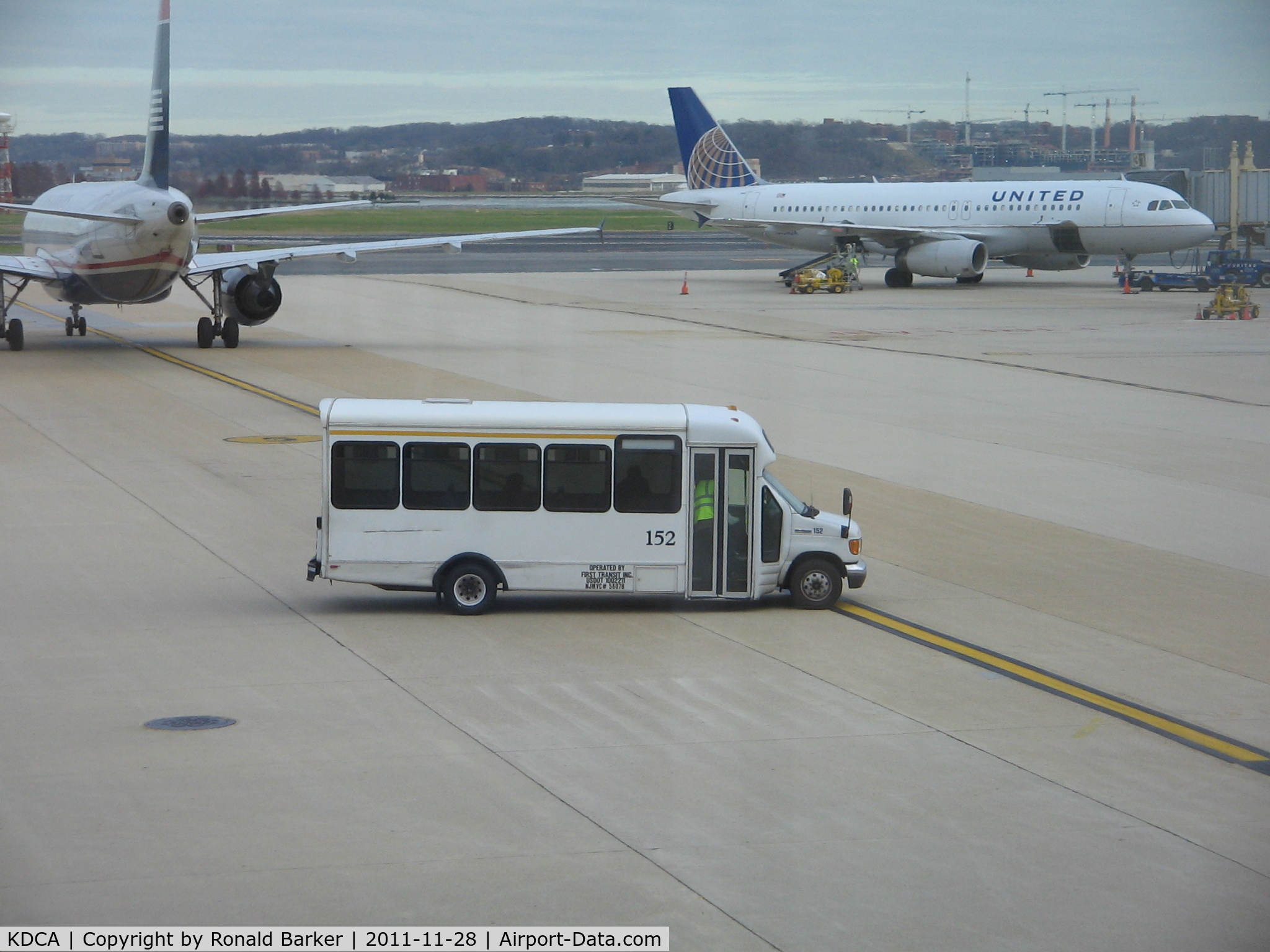 Ronald Reagan Washington National Airport (DCA) - Bus 152 on the ramp