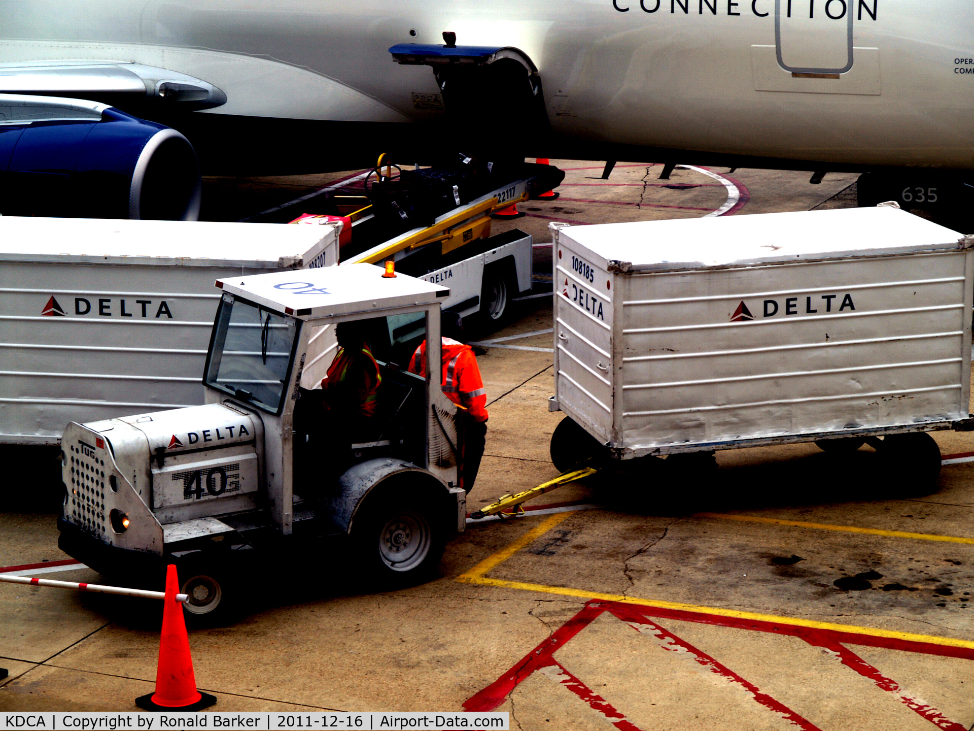Ronald Reagan Washington National Airport (DCA) - Tug 40 with baggage cart in a congested Delta ramp