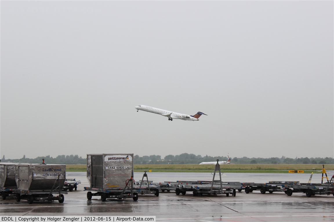 Düsseldorf International Airport, Düsseldorf Germany (EDDL) - It´s raining cats and dogs but both runways are open.......