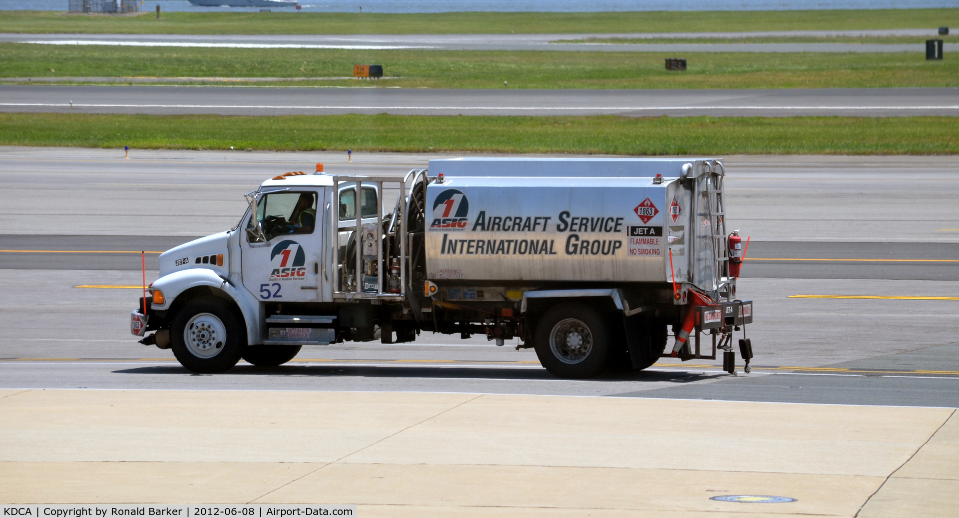 Ronald Reagan Washington National Airport (DCA) - Fuel truck 32