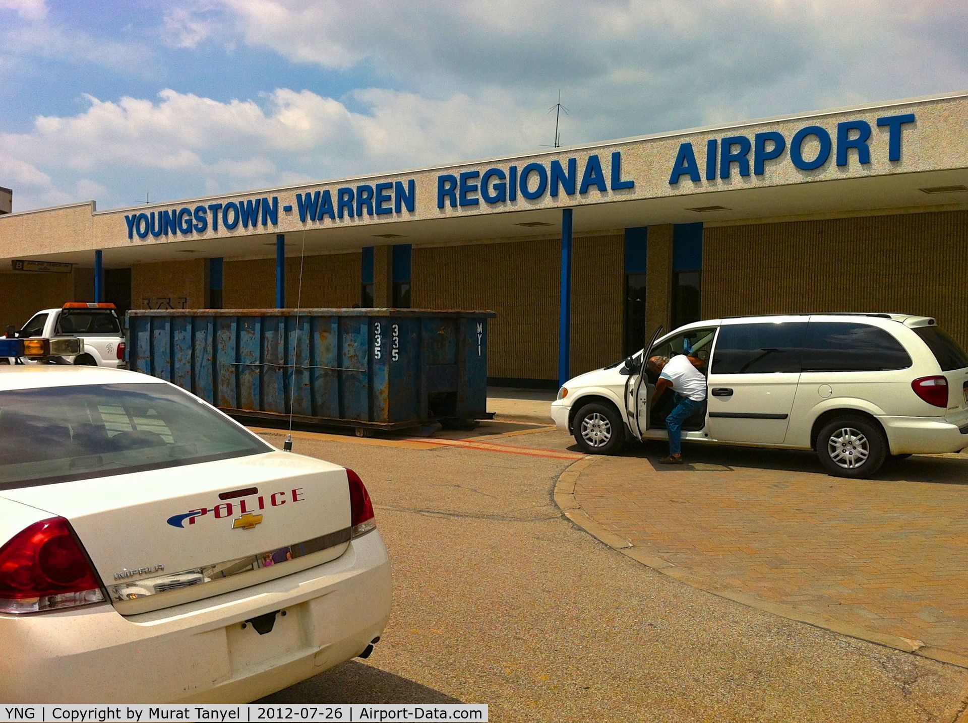 Youngstown-warren Regional Airport (YNG) - Entrance to the terminal building