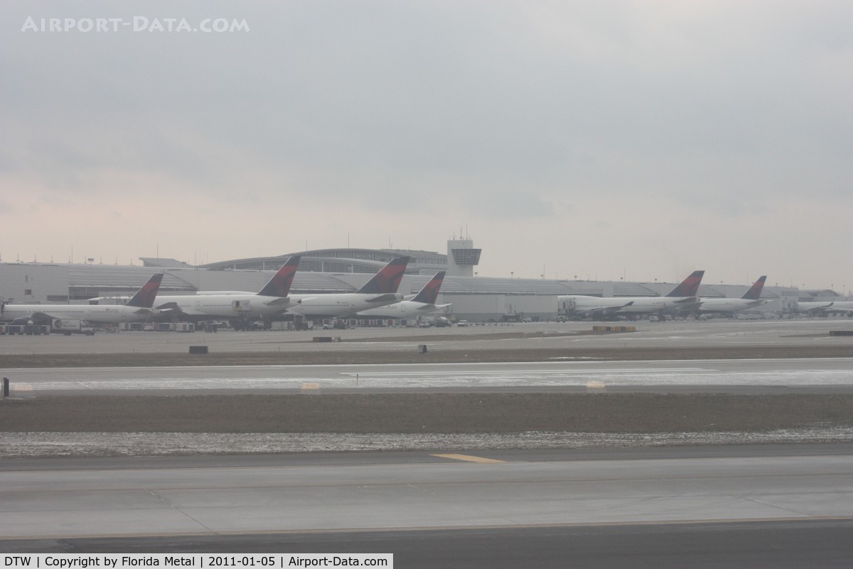 Detroit Metropolitan Wayne County Airport (DTW) - Delta planes lined up at the McNamara Terminal - a couple 747-400s and 777-200s