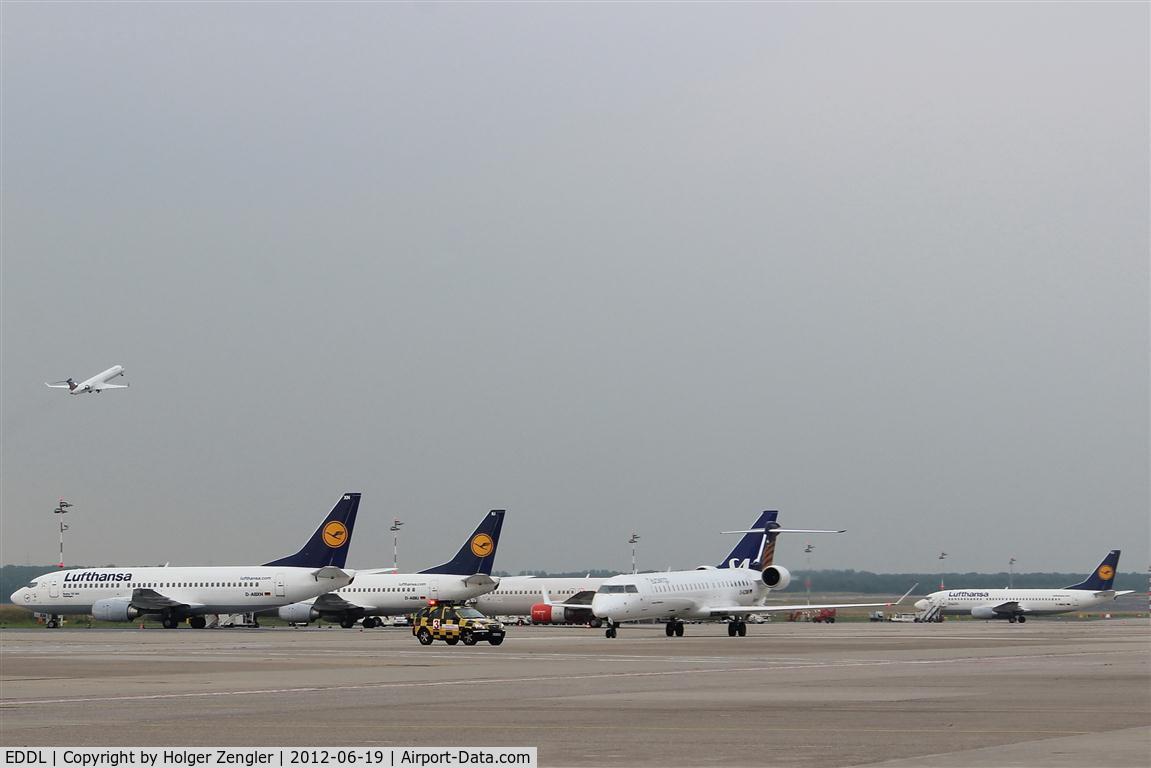 Düsseldorf International Airport, Düsseldorf Germany (EDDL) - Coming and going of short-range aircraft.....