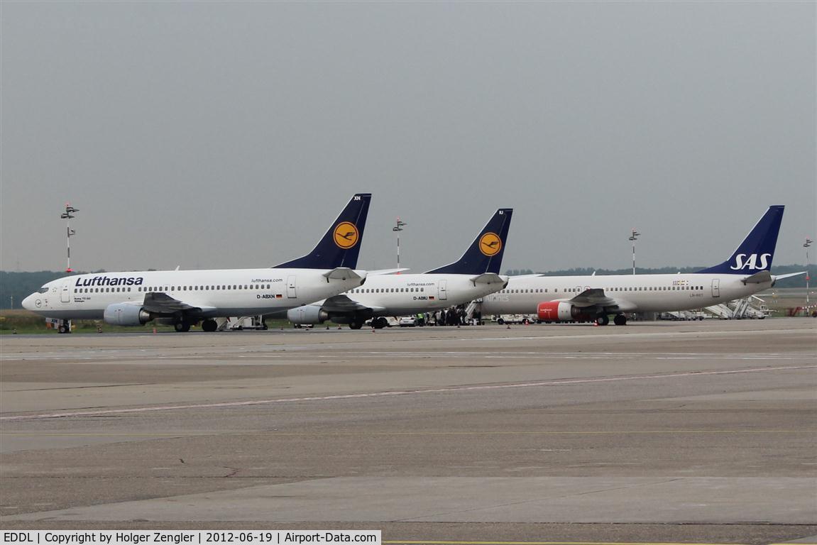 Düsseldorf International Airport, Düsseldorf Germany (EDDL) - Three 737 viewing in- and outbound traffic.....